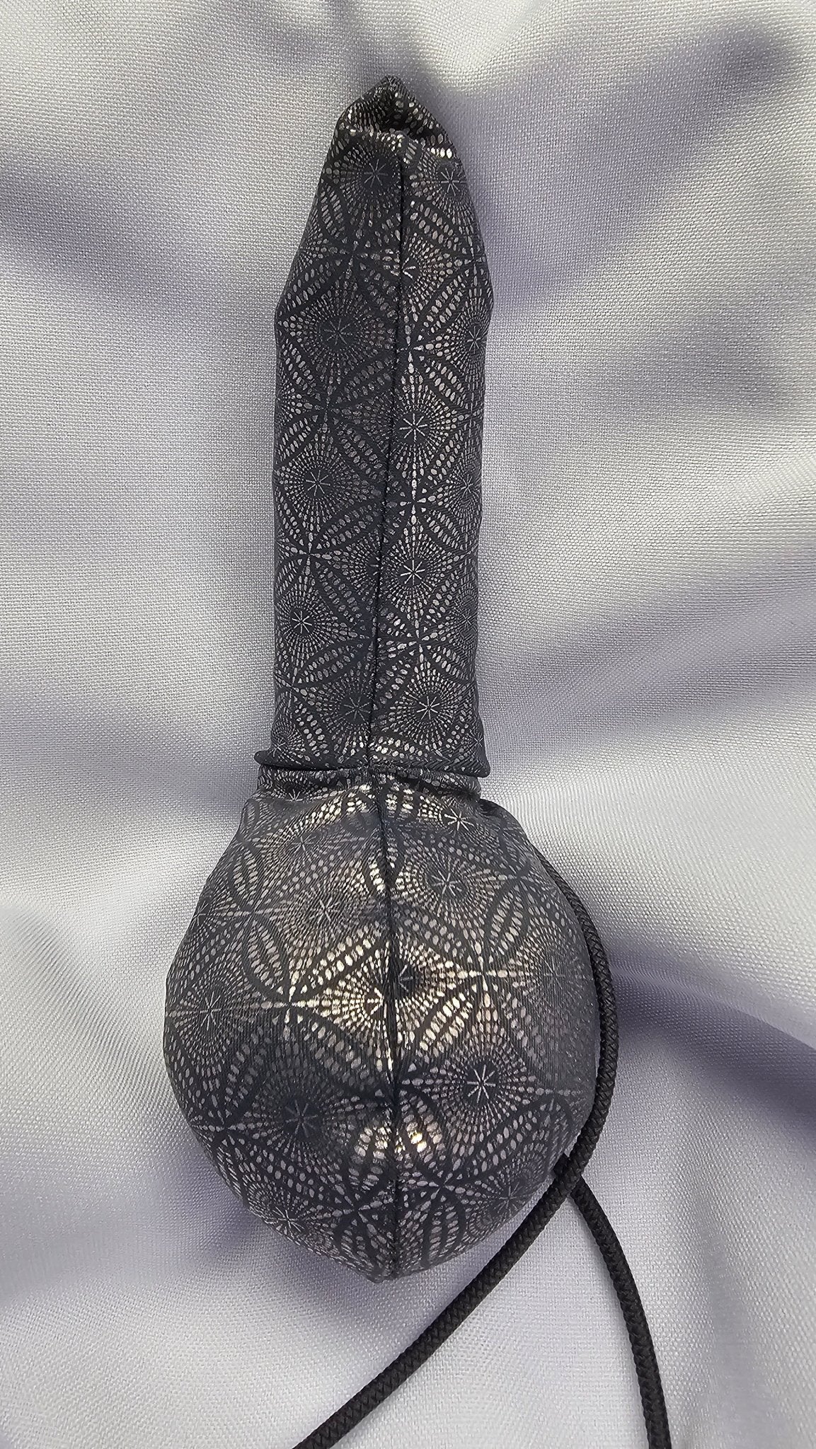 Penissocke Lümmeltüte Juwelensäckchen Gunmetall mit geometrischem Muster Onsleeve Willypyjama - SEXSENSE