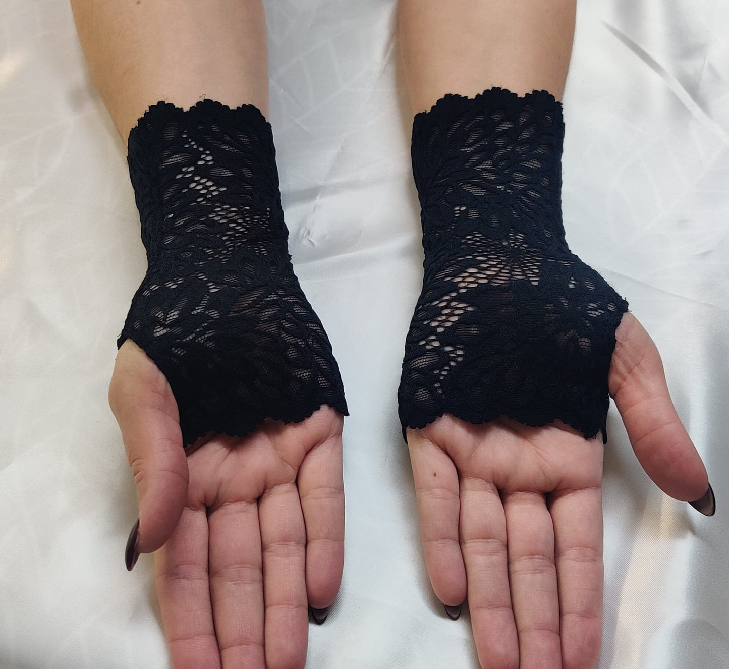 Stulpen Pulswärmer Spitze elastisch weich transparent Damen Hand Daumenloch