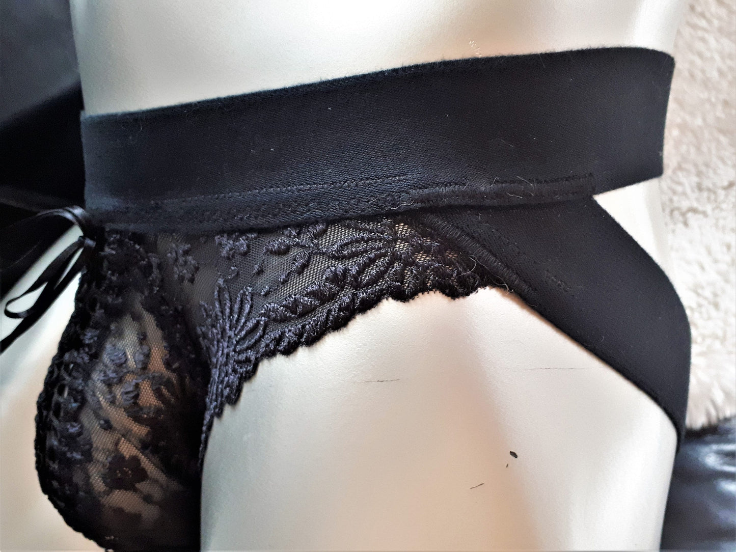 schwarzer Spitzen-Thong Sissy Herren Lingerie Dessous Unikat Suspensorium geschnürt Gr S