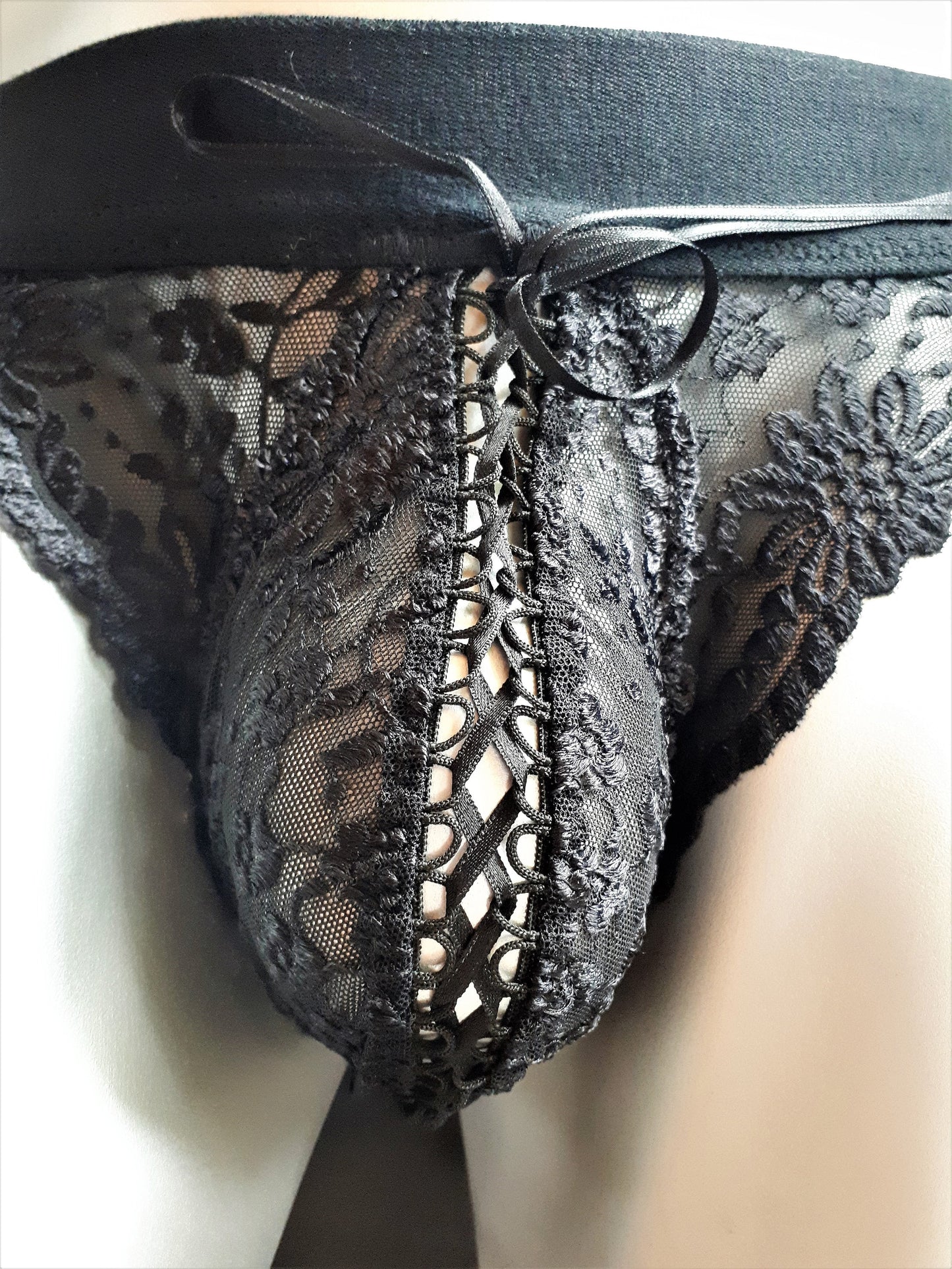 schwarzer Spitzen-Thong Sissy Herren Lingerie Dessous Unikat Suspensorium geschnürt Gr S