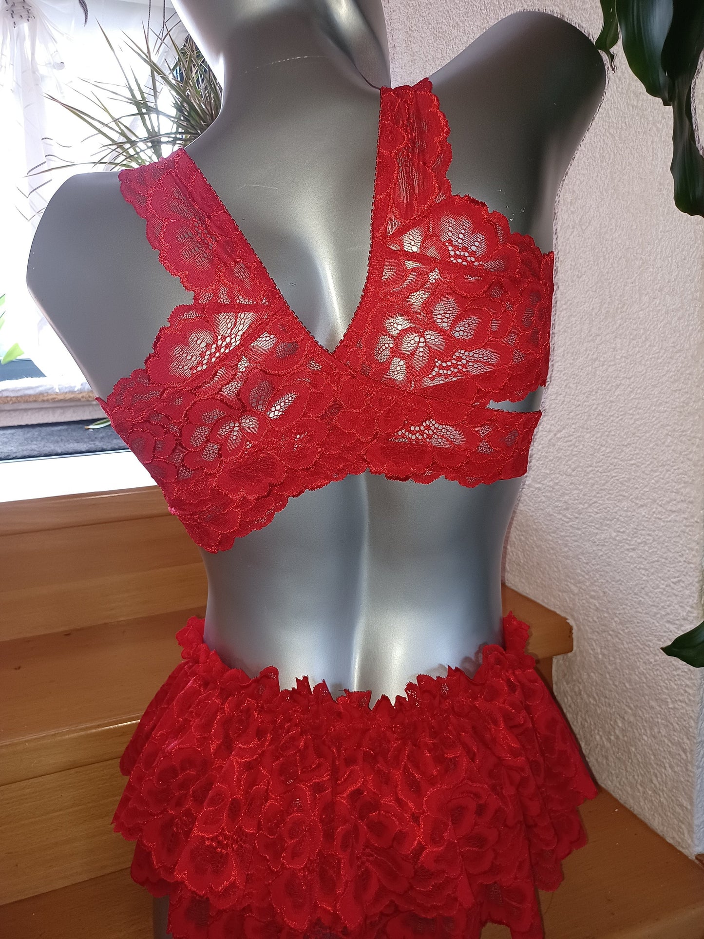 Sissy Herren Unterwäsche Set 3-teilig rot elastische Spitze Unikat String oder Thong mit Rock + Bustier