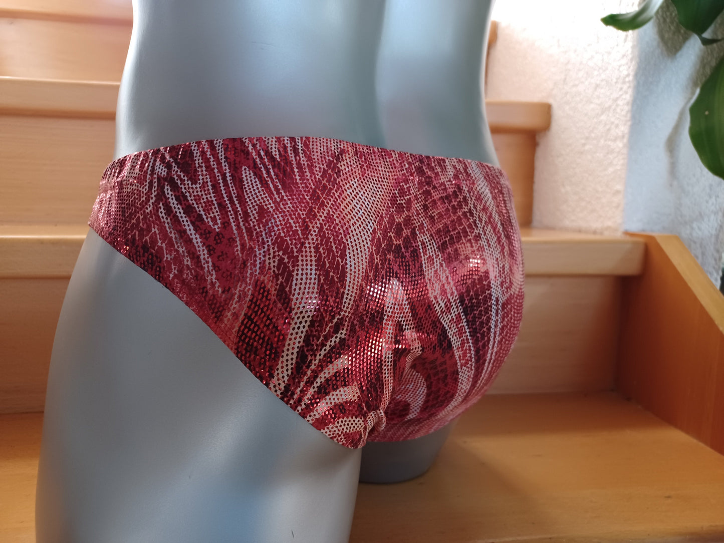 Badehose 3/4 Butt tiefer Bund Herren Dessous Unterwäsche Lingerie elastisches Lycra rot Glitzer Gr S-XL Unikat