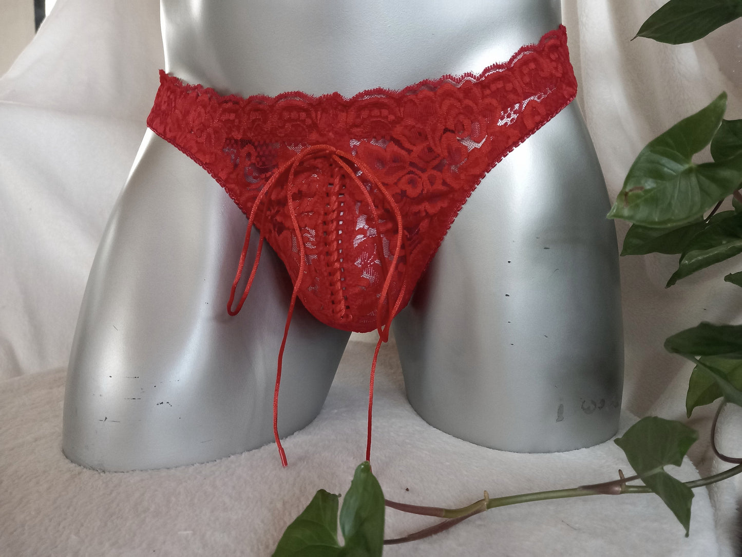 Spitzen-String mit Front-Schnürung Herren Lingerie Dessous Unikat Suspensorium geschnürt Gr XS- L, hellrot