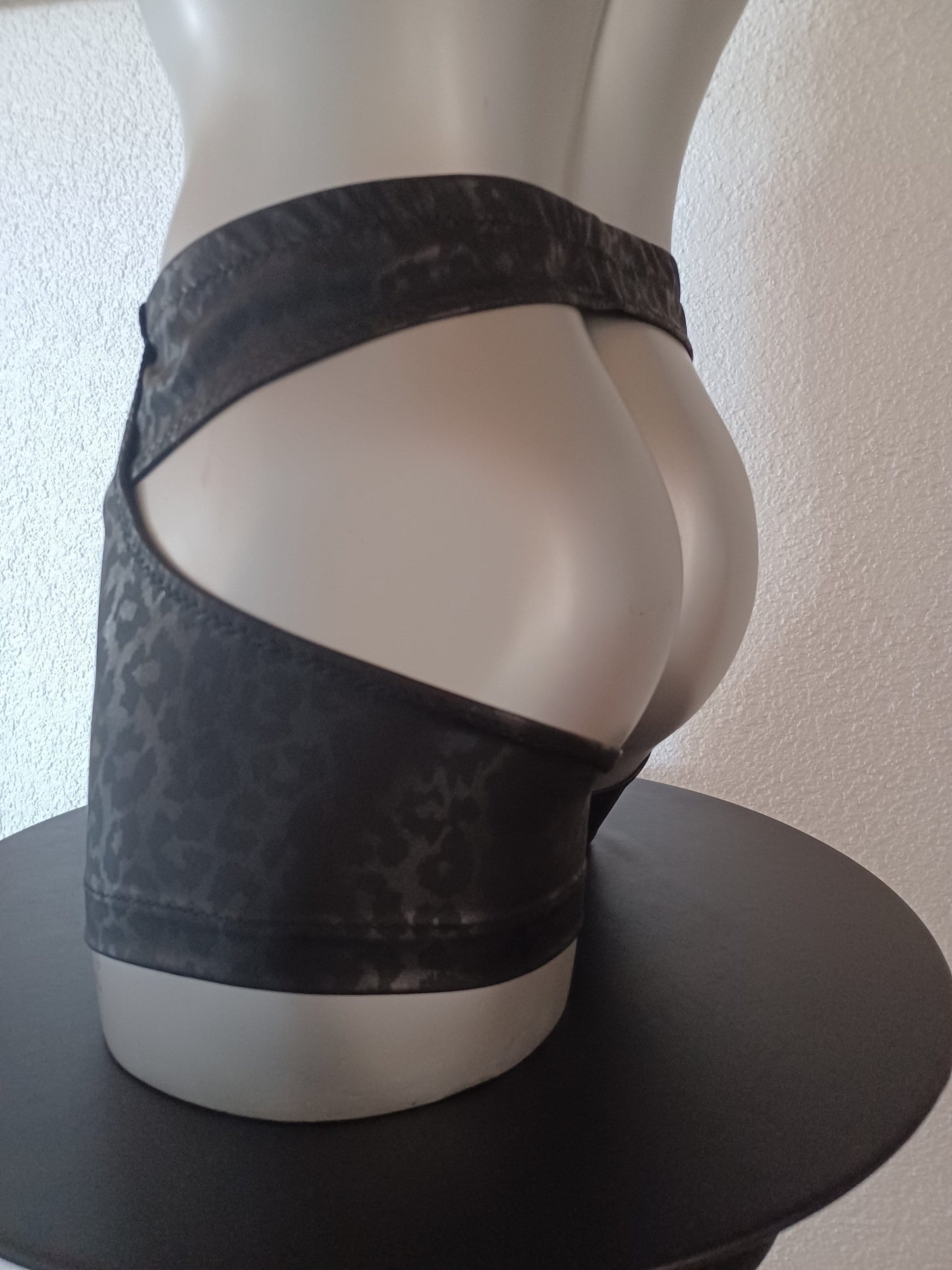 Open Butt Reizwäsche ouvert Leo Print Faux-Glattleder schwarz Herren Dessous Unterwäsche Lingerie Sissy Boxershort  Unikat