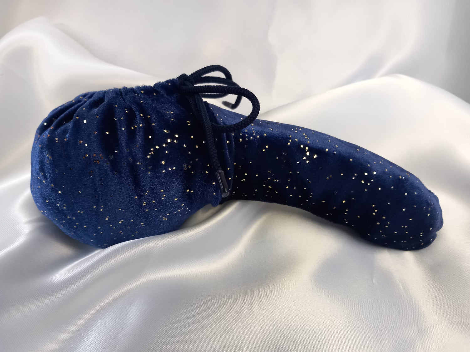Penissocke aus elastischem Lycra Samt in dunkelblau mit Silber Sprenkel. Vorne geschlossen mit Gummibändel zum Schnüren